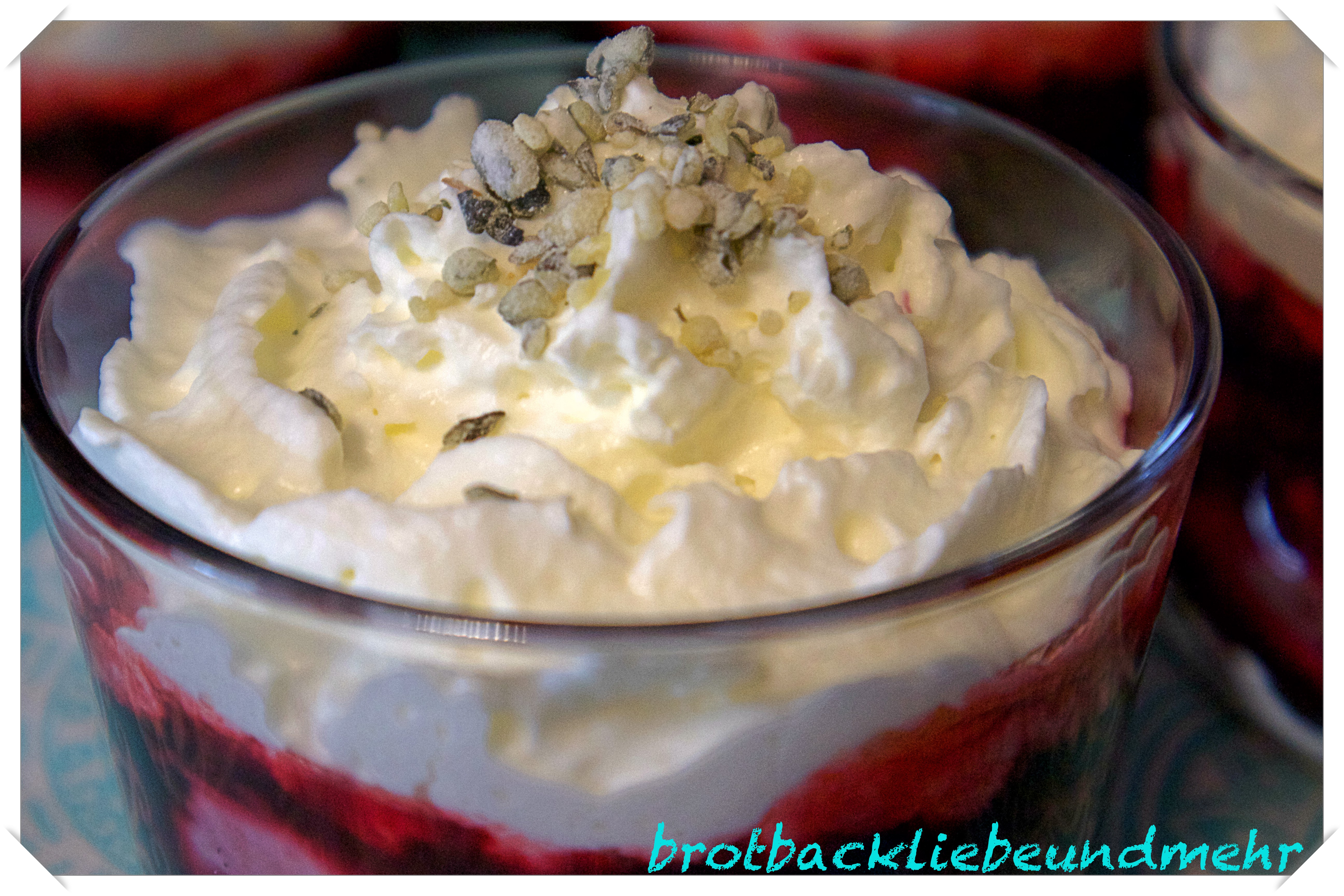 Vanille-Schmandpudding mit Brombeersoße und Kürbiskernkrokant ...