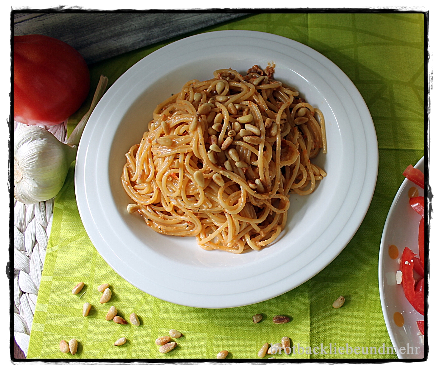 Spaghetti mit Paprika-Tomaten-Pesto - Brotbackliebe ... und mehr