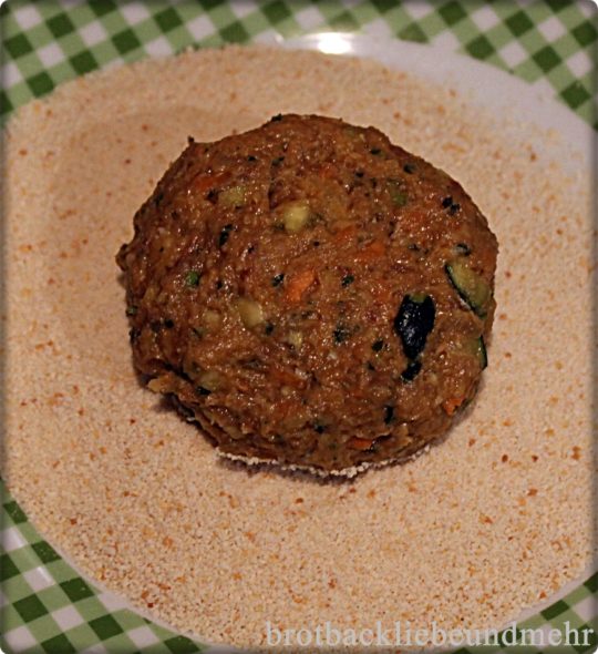 Hack-Gemüse-Frikadellen mit Zwiebelrahmsoße - Brotbackliebe ... und mehr Hack-Gemüse-Frikadellen mit Zwiebelrahmsoße - Brotbackliebe ... und mehr