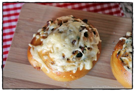 Würzige Speck-Käse-Laugenschnecken - Brotbackliebe ... und mehr Würzige Speck-Käse-Laugenschnecken - Brotbackliebe ... und mehr