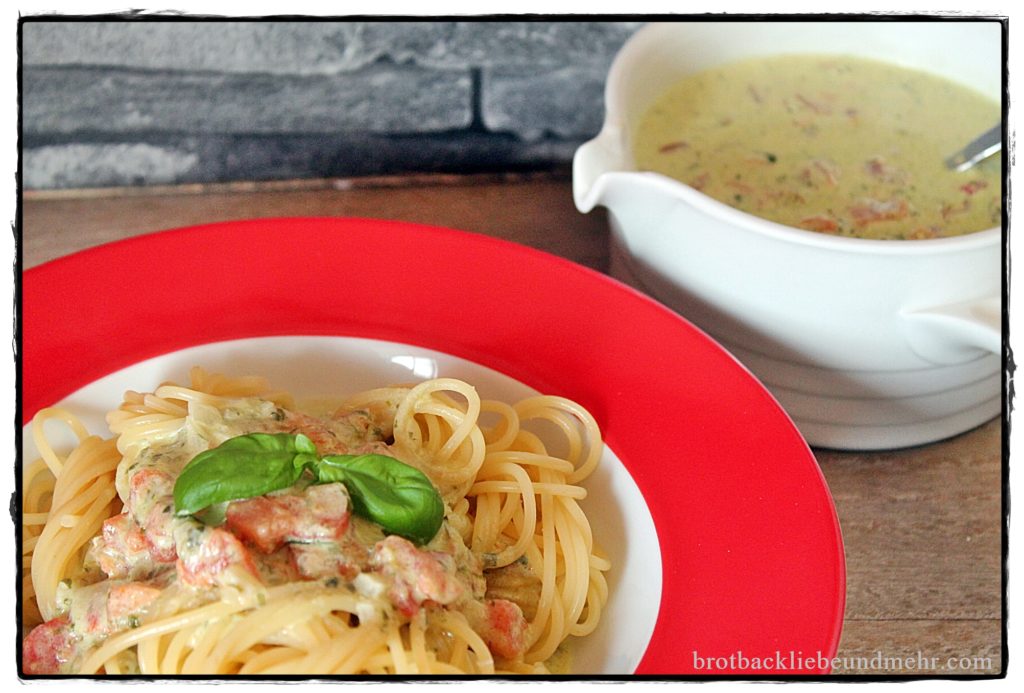Spaghetti in Bärlauch-Käsesoße mit Tomatenwürfeln - Brotbackliebe ...
