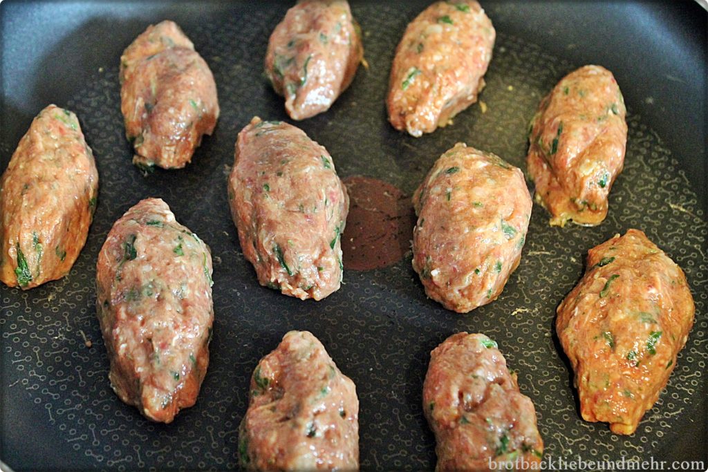 Cevapčići mit Tzatsiki und Tomaten-Gurken-Salsa - Brotbackliebe ... und ...