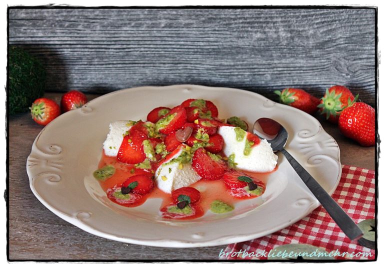 Vanille-Mousse mit Erdbeersalat und Pistazienpesto - Brotbackliebe ...