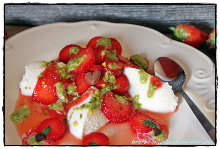 Vanille-Mousse mit Erdbeersalat und Pistazienpesto - Brotbackliebe ... Vanille-Mousse mit Erdbeersalat und Pistazienpesto - Brotbackliebe ...