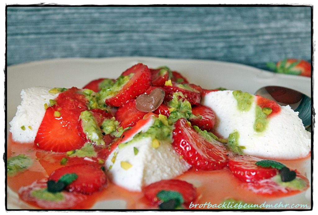 Vanille-Mousse mit Erdbeersalat und Pistazienpesto - Brotbackliebe ...