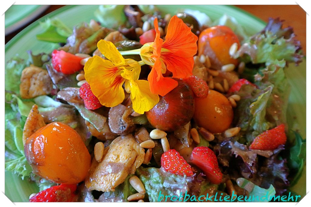 Mein Sommer-Salat mit warmen Cocktailtomaten und Hähnchenstreifen ...