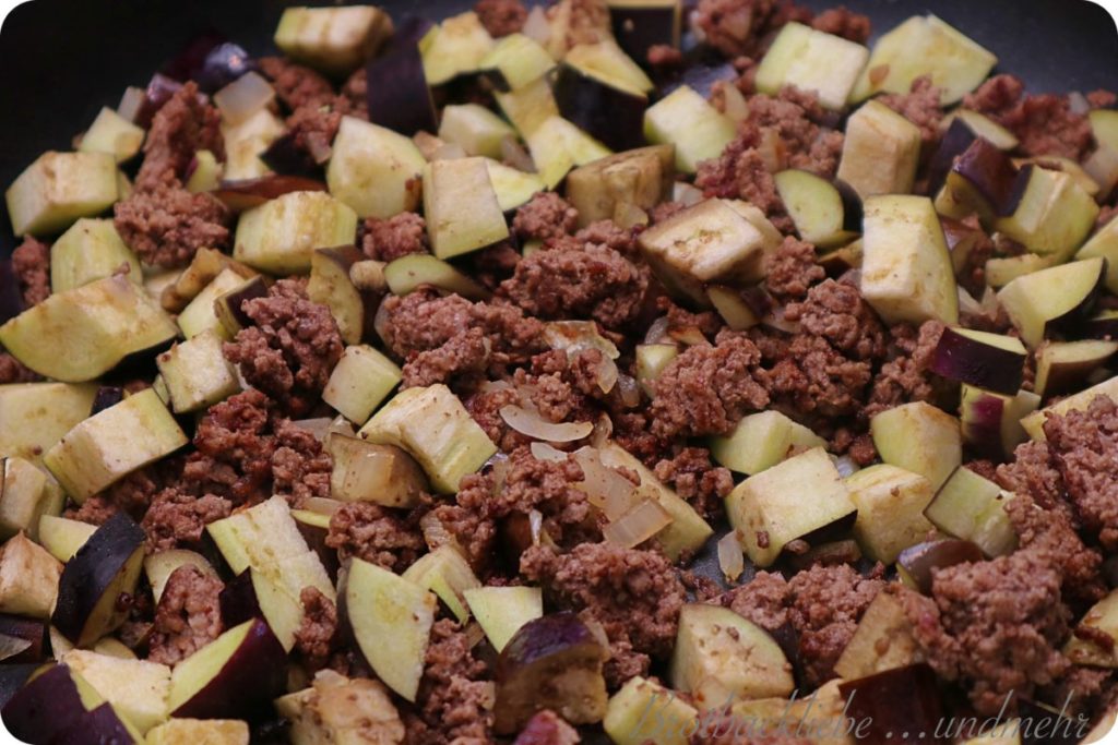 Türkische Auberginen-Hackfleisch-Pfanne mit Reis - Brotbackliebe ... Türkische Auberginen-Hackfleisch-Pfanne mit Reis - Brotbackliebe ...