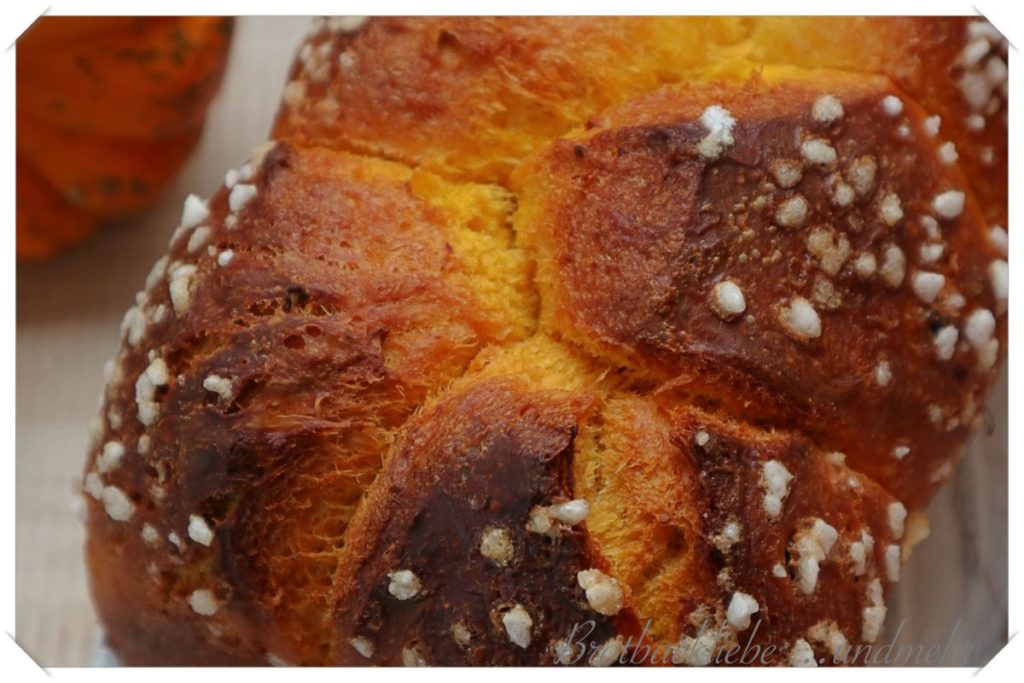 Kürbis-Brioche mit Cranberries und Pistazien - Brotbackliebe ... und mehr