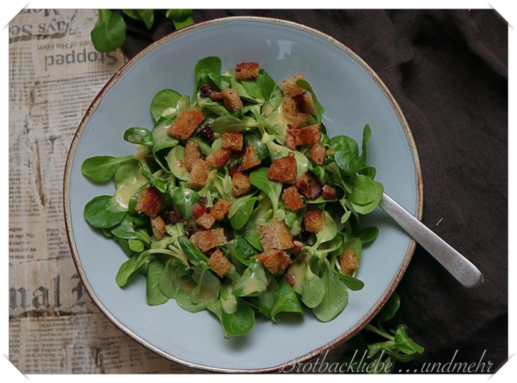 Feldsalat mit Kartoffeldressing, Speck und Croutons - Brotbackliebe ...