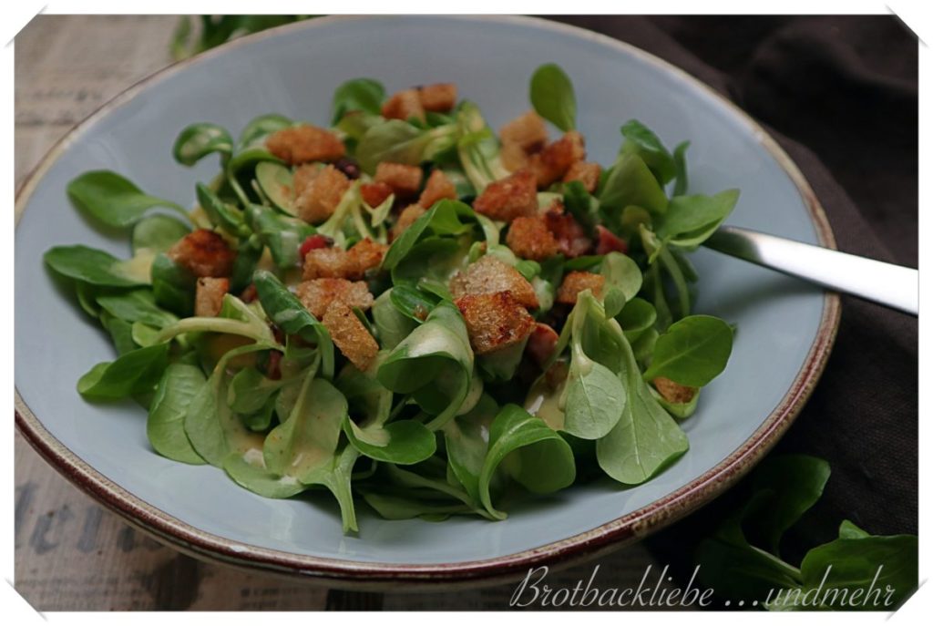 Feldsalat mit Kartoffeldressing, Speck und Croutons - Brotbackliebe ... Feldsalat mit Kartoffeldressing, Speck und Croutons - Brotbackliebe ...