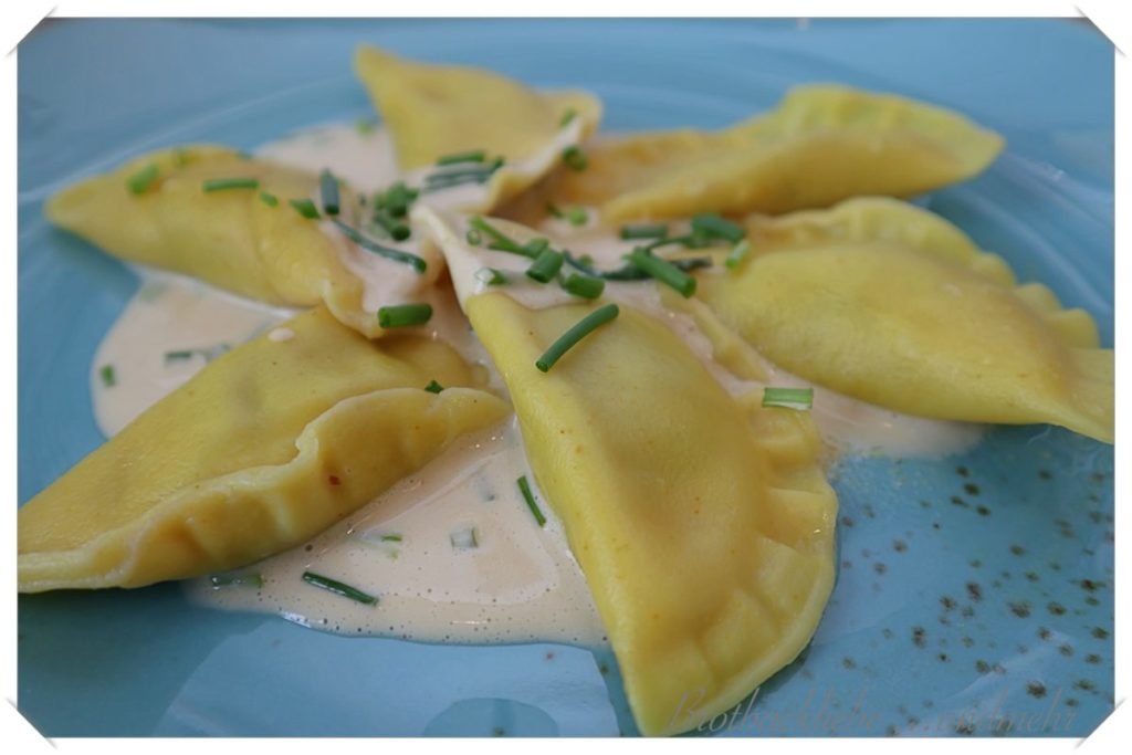 Kurkuma-Ravioli mit Kräuter-Schmand-Füllung und Schnittlauch ...