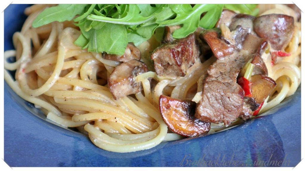 Pasta mit Rinderfilet, Champignons und Paprika in Mascarpone-Zitronen ...