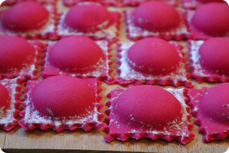 Rote Ravioli mit 4-Käse-Nuss-Füllung - Brotbackliebe ... und mehr