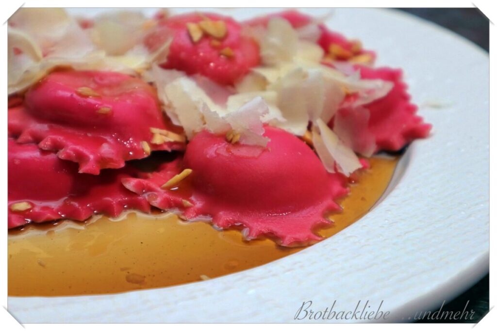 Rote Ravioli mit 4-Käse-Nuss-Füllung - Brotbackliebe ... und mehr