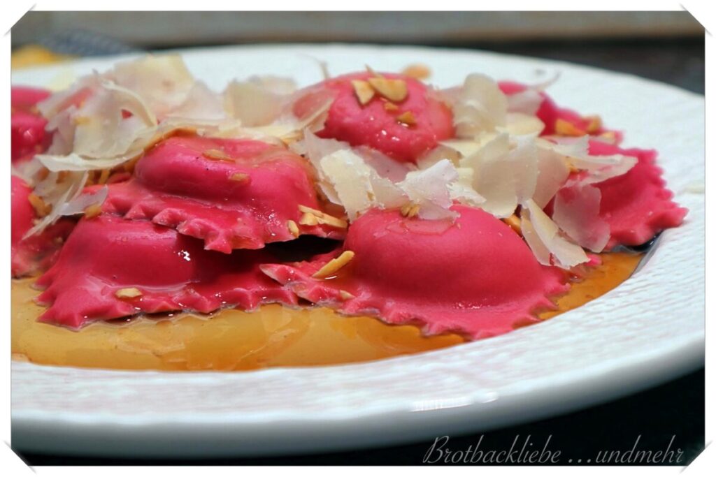 Rote Ravioli mit 4-Käse-Nuss-Füllung - Brotbackliebe ... und mehr